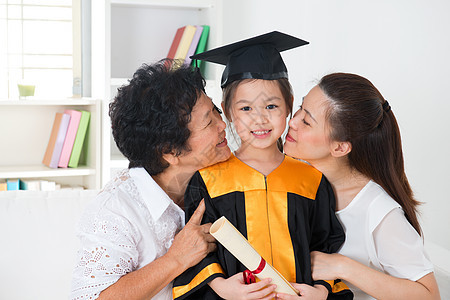 幼儿园毕业祖母父母班级孩子学生微笑家庭教育女性老师图片