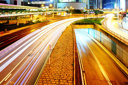 夜间城市交通速度摩天大楼街道建筑汽车沥青景观市中心运输地标图片
