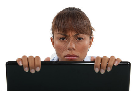 在笔记本电脑上观看时 不愉快的女商务人士图片