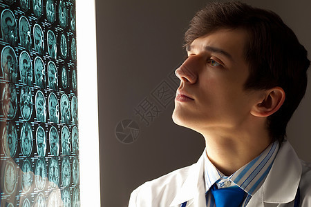 检查X光的男医生男人男性癌症诊所医院照相射线健康诊断保健图片