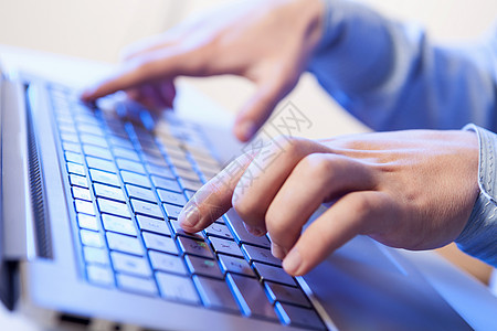 点击键盘上一个人的手办公室女性程序员工具网络男性数据电脑手指桌面图片