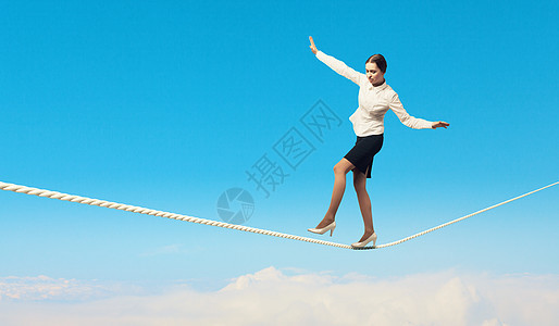 商业妇女靠绳索平衡测试风险安全人士商务电缆演员细绳危险身体图片