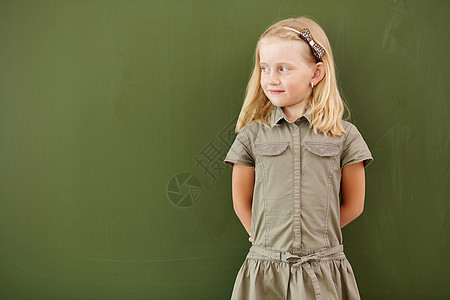 站在黑板旁边的酷女孩木板学习粉笔课堂孩子女士学生班级女学生教育图片