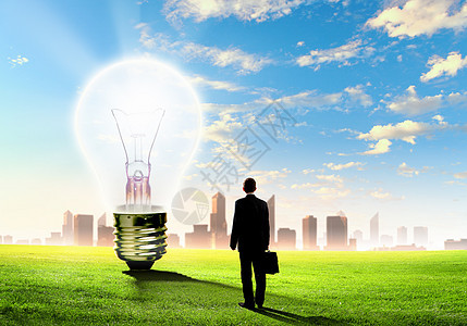 商务人士和生态问题发明男性回收阳光行星活力力量解决方案灯泡技术图片