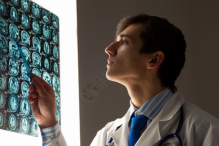 检查X光的男医生医师射线男性诊所癌症职业扫描展示卫生药品图片