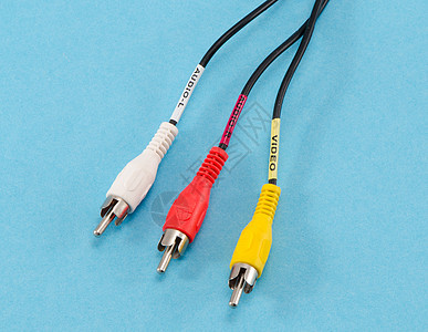 蓝色背景上的彩色郁金花电线插件扬声器电脑信号绳索商业红色电缆技术工作室收音机图片