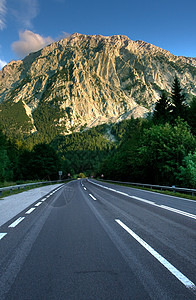 通往山岳的道路自由风景森林农村场地路线交通岩石国家缠绕图片