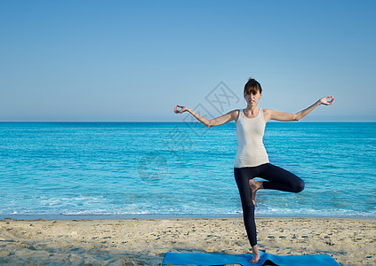 在海边练瑜伽的Yang女人身体成人冥想精神海浪海滩运动活力成功女孩图片