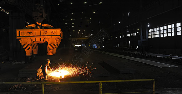 铁王座工人使用火炬切割器切割金属火炬矿渣焊机金工手套安全维修辉光制造业铸造背景