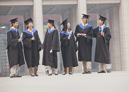 获得文凭的研究生组别优等生学生礼服成就证书成人女性成功友谊大学生年轻人图片