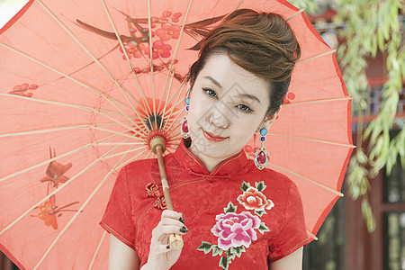 Qipao与伞状青年女子竹子个性愿望服装身份花卉旗袍头发文化长发图片