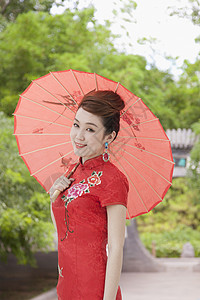 Qipao与伞状青年女子花卉文化花园长发微笑收腰庭院魅力个性快乐图片