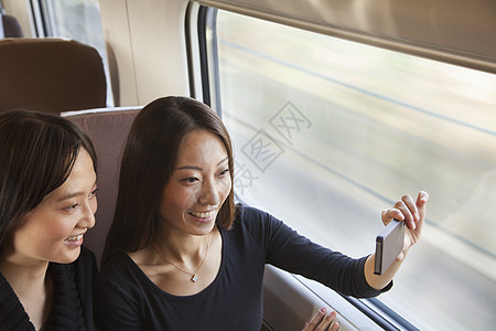两位朋友在火车窗口外拍相片图片