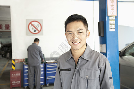 停车场机械工肖像制服奉献年轻人职业运输摄影微笑修理汽车汽修图片