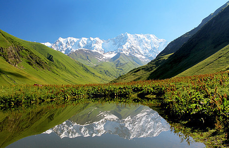 山山脉镜子阳光场景旅行晴天风景高地太阳森林自然图片