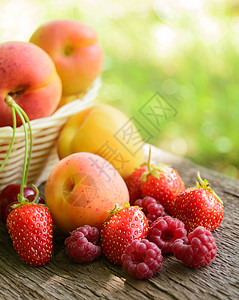 草莓甜点木桌上新鲜的里普甜水果覆盆子甜点果味桌子收成花园生物养分季节宏观背景