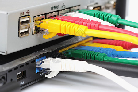 UTP LAN 连接路由器后面的Ethernet港口用户线硬件网络小路局域网电脑黑色防火墙天线电子产品图片