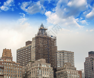 纽约的一群老摩天大楼 对着美丽的天空图片