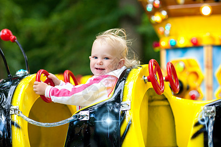 儿童玩乐速度旅行童年车轮公园喜悦旋转吸引力微笑假期图片