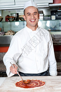 做披萨的笑脸厨师男人餐厅烘烤服务工作职员男性商业酒店美食图片
