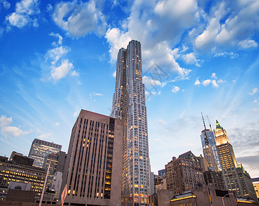 曼哈顿下游摩天大楼的显眼街道景象 - 新约尔图片