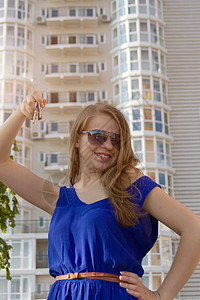 手握钥匙的女孩销售量钥匙链商务代理人公寓屋主抵押经纪人人士建筑图片