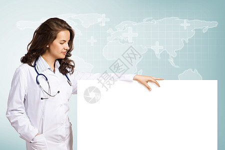 带空白横幅的年轻女医生保健从业者女性长袍职业广告牌标语黑发招牌医疗保险图片