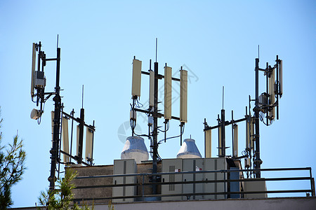 建筑物屋顶上的大天线数据水平金属信号播送住宅电话收音机编程卫星图片