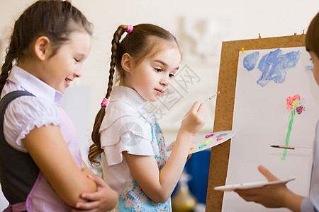 儿童绘画和绘画女孩班级帮助教育闲暇艺术课堂工艺天赋女性图片