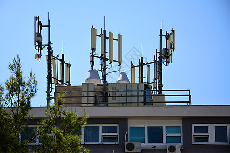 建筑物屋顶上的大天线天空电缆细胞卫星金属程序电气播送技术频率图片