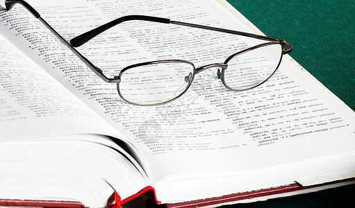 书籍和眼镜知识玻璃字母译者语言学习学校翻译教育阅读图片