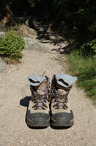 脚踏足鞋运动鞋类旅游棕色远足靴子绿色岩石黑色灰色图片