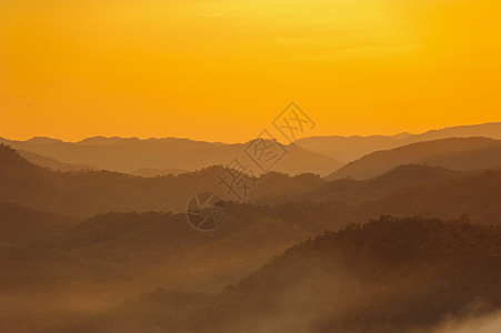 日落与山地 光明风景橙子金子旅行阳光环境爬坡道孤独太阳天空图片