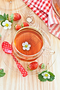 果茶和草莓果汁味道茶壶杯子饮料飞碟树叶茶杯花朵浆果图片