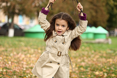 秋天公园的小女孩孩子植物幸福闲暇女孩季节头发游泳黑发笑声图片