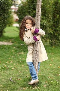 秋天公园的小女孩快乐季节孩子闲暇笑声女学生微笑植物黑发头发图片