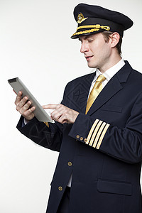 年轻男子以客机驾驶员的形式出现教育天线航空公司肩章阅读飞行员驾驶快乐笔记本运输图片