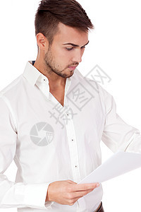 年轻成年青年商务人士阅读文件函 与世隔绝男人经理工人衬衫男性工作生意人员工文书金融图片
