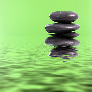 绿水中的斯帕按摩石图片