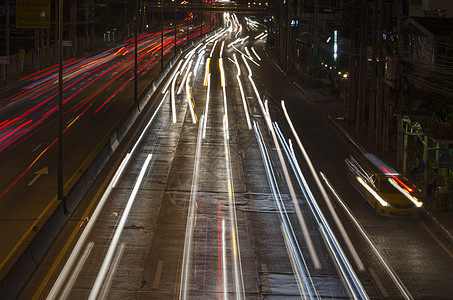 夜间汽车灯公共汽车戏剧性速度辉光运动街道建筑城市商业景观图片