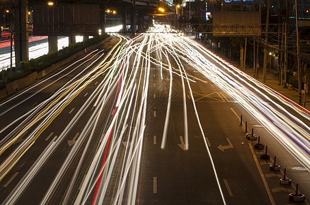 夜间汽车灯速度灯光地标辉光小径运动摩天大楼戏剧性城市街道图片