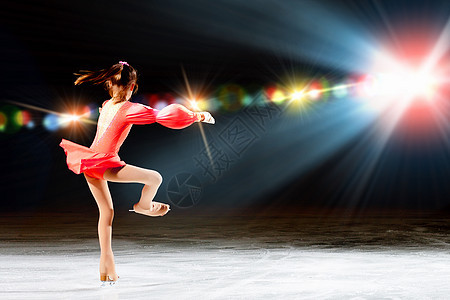 女孩小身材滑冰童年展示速度训练运动成功锦标赛数字溜冰者姿势图片