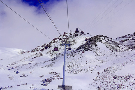 高加索山脉中的单人爬坡风景顶峰丘陵电梯钢丝电缆高度悬崖岩石图片