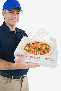 持有比萨饼的成熟送货员披萨盒邮递员男性送货盒子诱惑服务工作职业食物图片