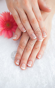 温泉中心的花朵和法国修剪的手指美容院指甲指甲油护理身体水疗治疗毛巾手指甲美甲图片