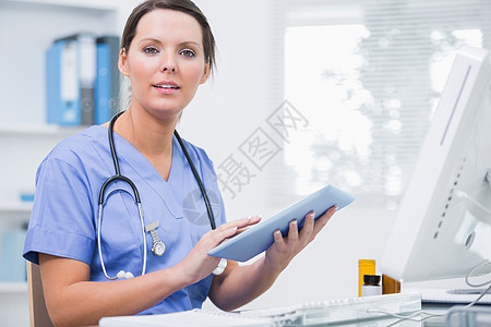 护士电脑外科医生在诊所计算机面前使用数字片片的肖像背景