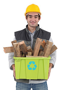 一名建筑工人回收木料废料图片