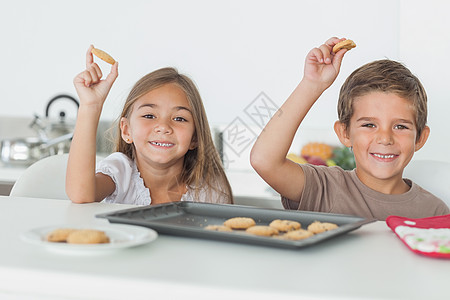 养自制饼干的兄弟姐妹图片