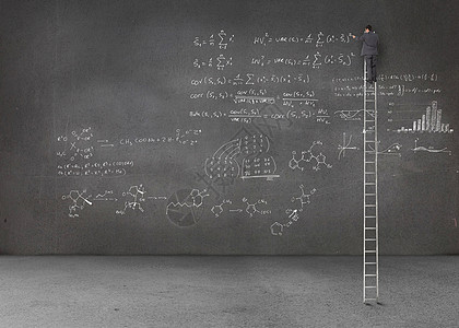 商务人士站在一个巨大的阶梯上 写数学方程式的图片