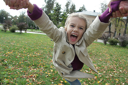 秋天公园的小女孩季节公园幸福孩子喜悦享受闲暇微笑爬坡乐趣图片